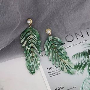 🌴 Boho palm frond draping earrings